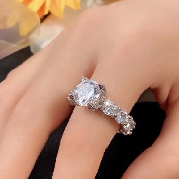 Gorgeous Zircon Ring - Picture 6 of 6